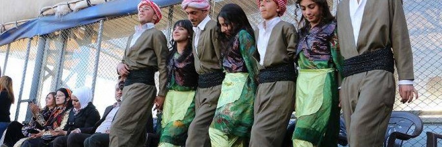 يؤدون رقصة فلوكلورية في عامودا