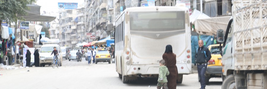 سيدة وطفلها في سوق شعبي في حي الشعار في حلب. تصوير حسام كويفاتية