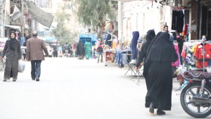 نساء أثناء التسوق في سوق شعبي سد اللوز تصوير حسام كويفاتية