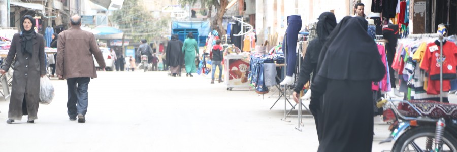 نساء أثناء التسوق في سوق شعبي سد اللوز تصوير حسام كويفاتية