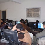 الطلاب يتابعون الشرح في معهد شاين تصوير سونيا العلي