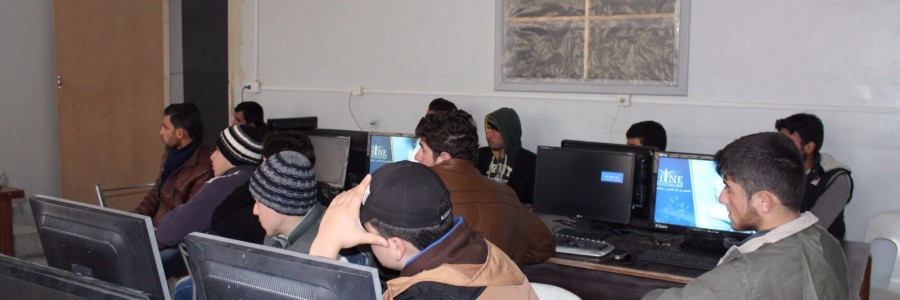 الطلاب يتابعون الشرح في معهد شاين تصوير سونيا العلي