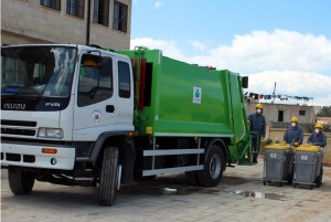 شاحنات جديدة لنقل النفايات إلى المكب الجديد في كفرنبل تصوير مصطفى الجلل