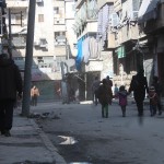 بستان القصر في حلب سيدة تصطحب أطفالها تسوق بعض الحاجيات.تصوير: صلاح الأشقر