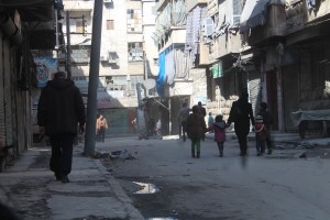 بستان القصر في حلب سيدة تصطحب أطفالها تسوق بعض الحاجيات.تصوير: صلاح الأشقر