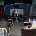 شبان يتابعون دورة عن الحاسوب والأنترنت تصوير مها الأحمد