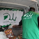 مساعدات منظمة بلد خلال توزيعها على المناطق. تصوير نجيب كاتبة