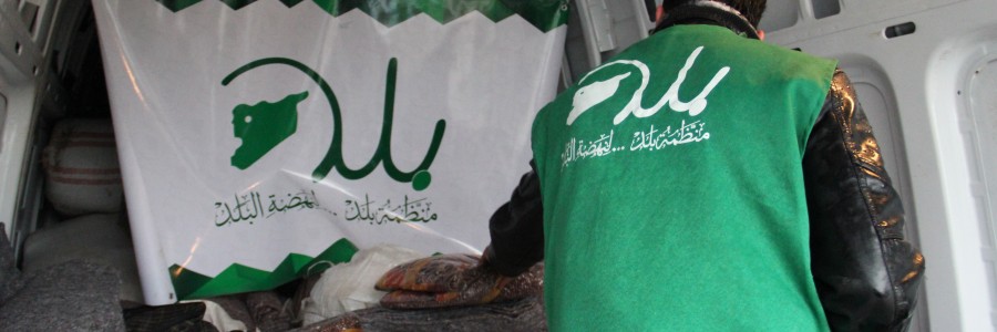 مساعدات منظمة بلد خلال توزيعها على المناطق. تصوير نجيب كاتبة