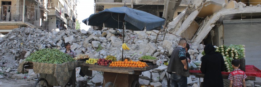 أمرأة تشتري الخضار من حي الشعار. تصوير براء الحلبي