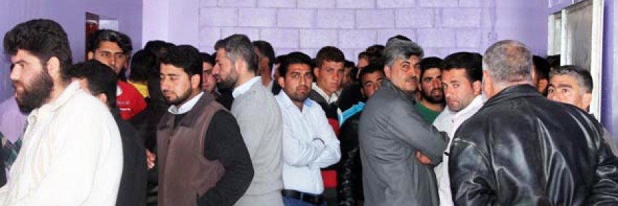 الأساتذة بانتظار المسابقة في إدلب. تصوير مصطفى الجلال