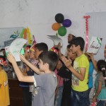 الأطفال  في مشهد من مسرحية عن المظاهرات السلمية في بداية الثورة