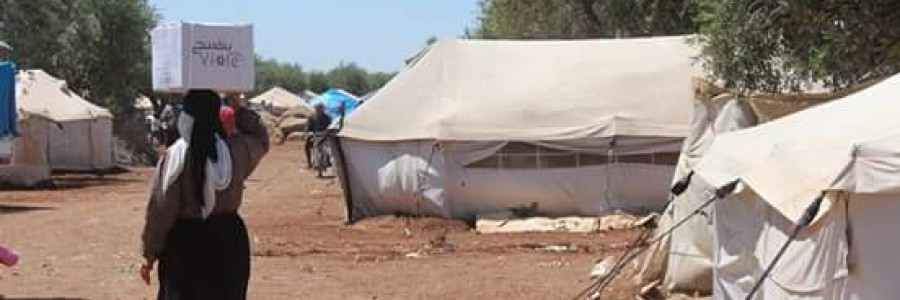 مساعدات بنفسج داخل مخيمات النزوح الصورة من صفحة المنظمة