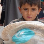 وكأنما الخبز هدية يحتفي بها الأطفال  تصوير أحمد السليم