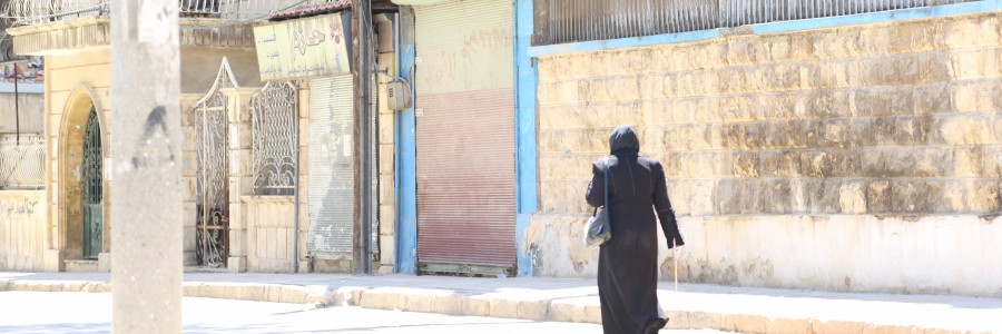 سيدة تمشي في حي سيف الدولة. تصوير حسام كويفاتية