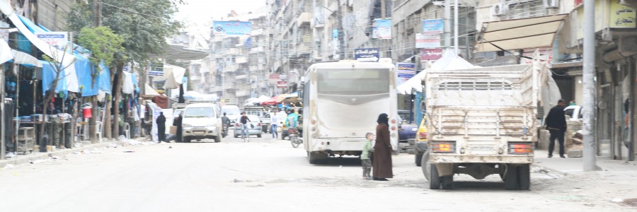 سيدة وطفلها في سوق شعبي في حي الشعار, حلب. تصوير حسام كويفاتية