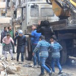 7-	أمّ مع أطفالها تحاول رؤية منزلها الذي تعرض للقصف في حي المشهد في مدينة حلب. تصوير صلاح الأشقر