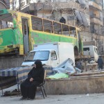 حلب : الكلاسة سيدة عجوز تأخذ قسط من الراحة قبيل متابعة طريقه الطويل للوصول لمنزلهاتصوير صلاح الأشقر